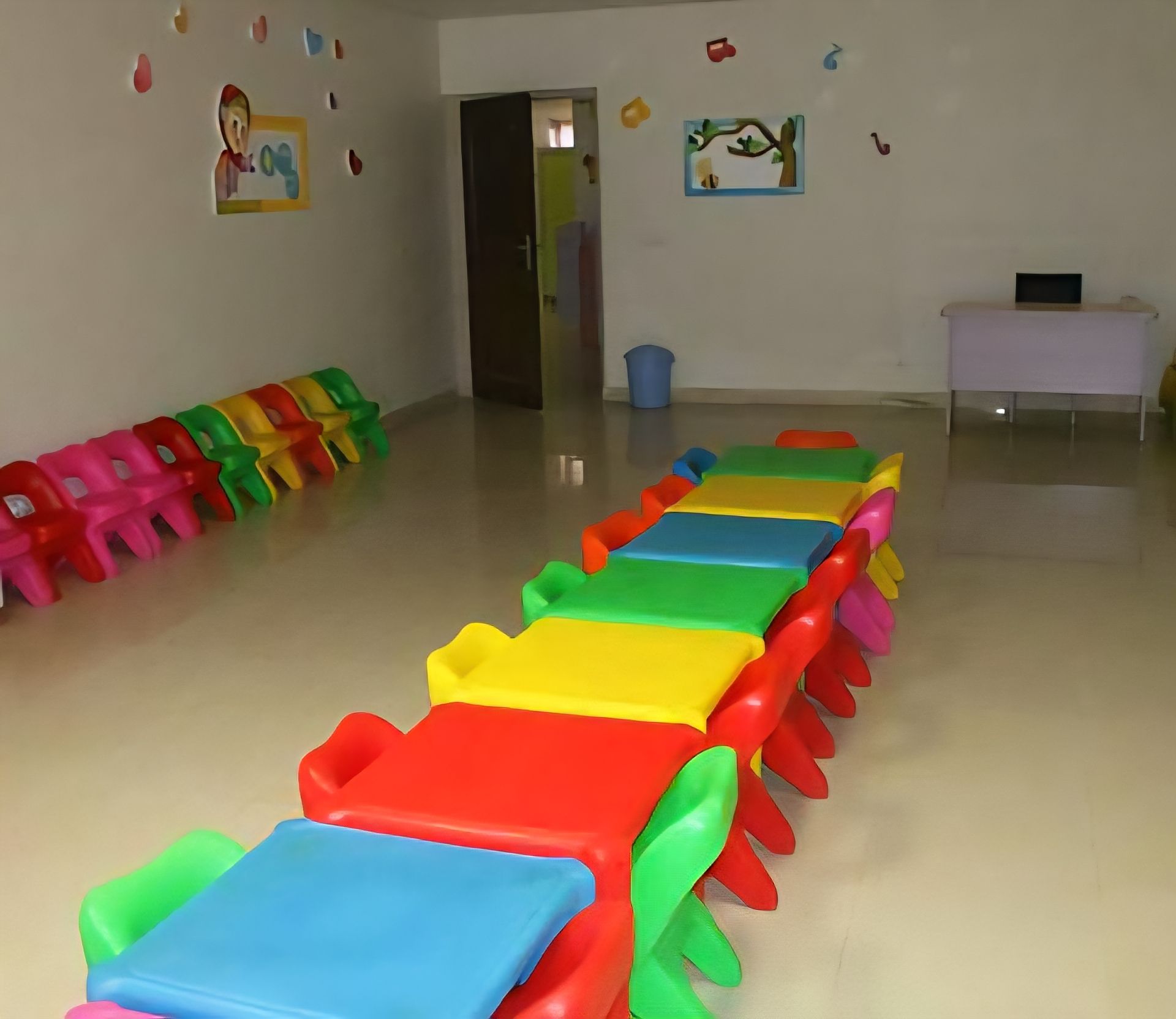 میز استار در مهدکودک - محصول شادلین