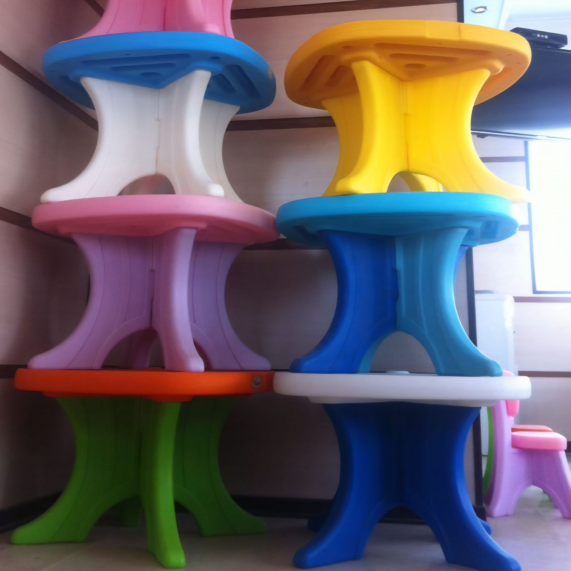 میز وانیا در مهدکودک - محصول شادلین