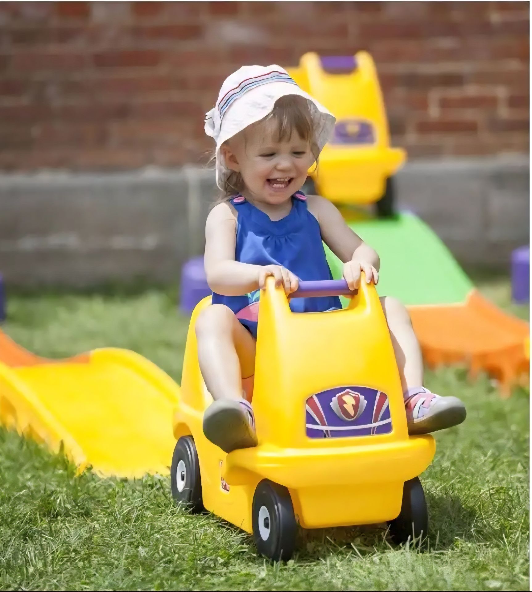 سطح شیبدار ۲ پله با ماشین شادلین - طرح ماشین کودکانه