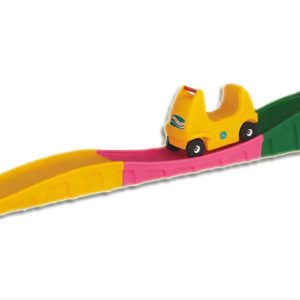 کودک در حال استفاده از سطح شیبدار شادلین - تقویت مهارت حرکتی