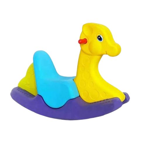 کودک در حال بازی با اسباببازی تعادلی زرافه - تقویت مهارت تعادل