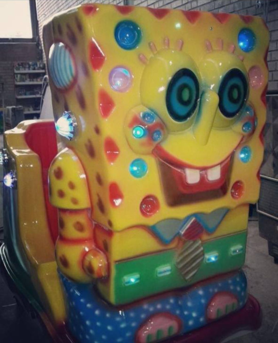 تکان دهنده عروسکی باب اسفنجی-نمای جلو تکان دهنده شادلین