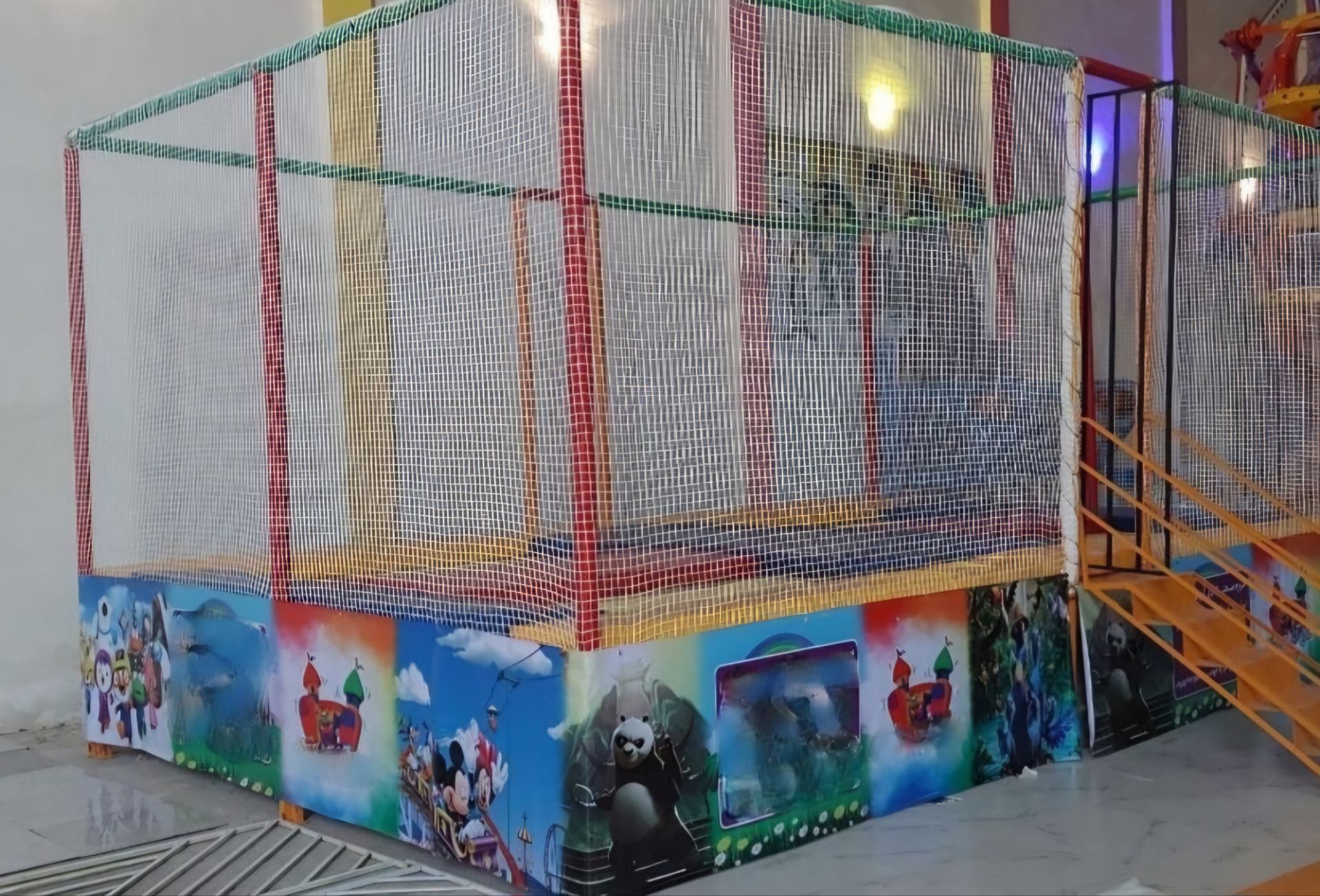 استفاده جمعی از ترامپولین - فضای وسیع