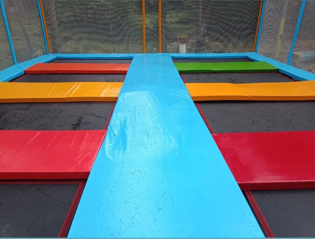 ترامپولین هشتتخته تور کف مشکی در پارک- محصول شادلین