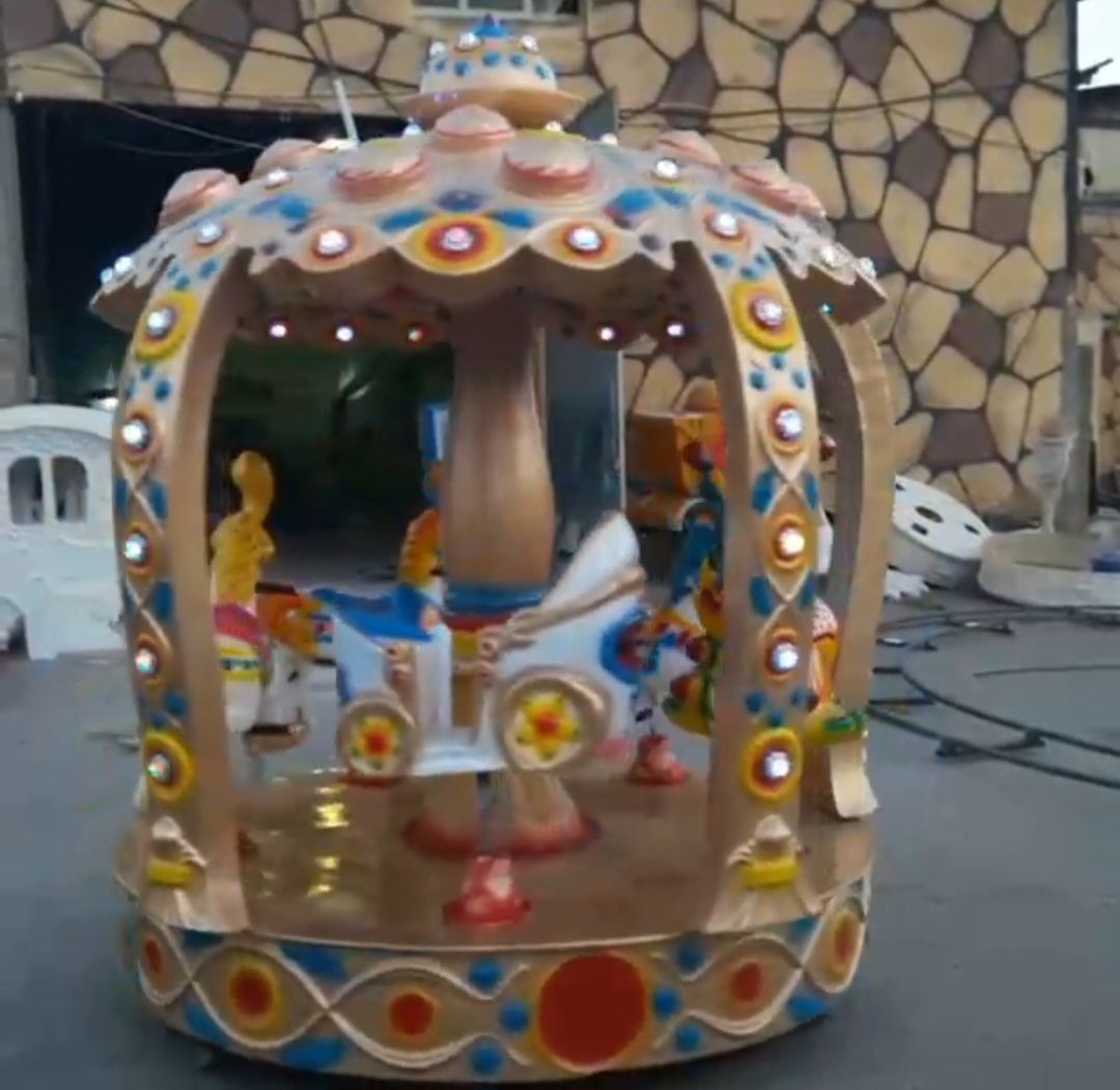 کودکان در حال استفاده از دستگاه چرخ و فلک - محیطی امن و شاد