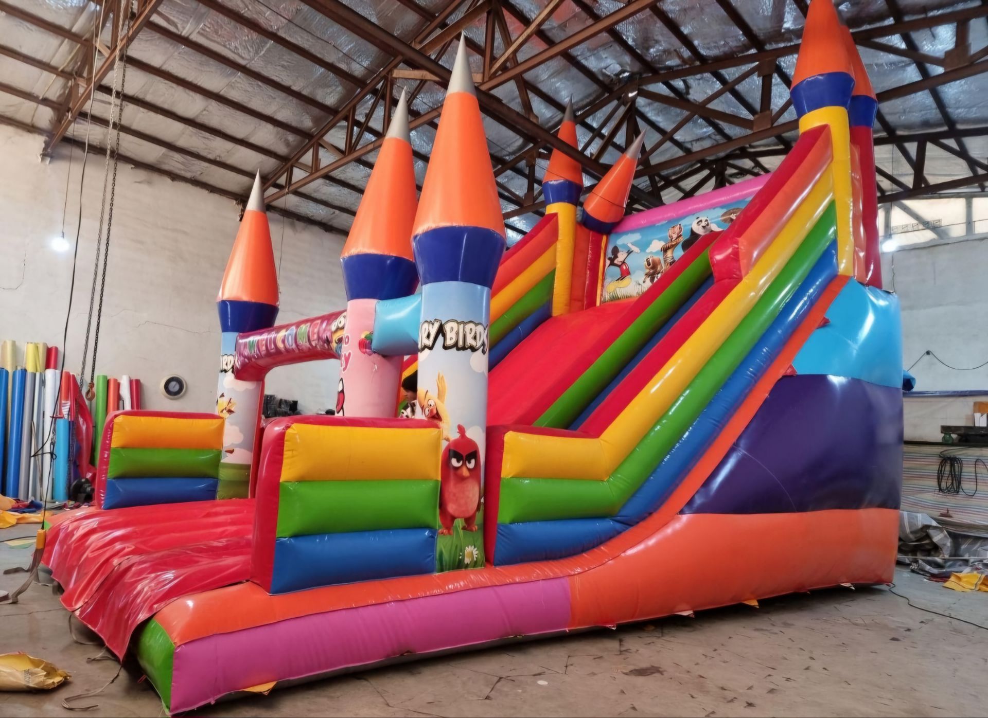 سرسره بادی ۷ مناره شادلین - ارتفاع ۹ متر