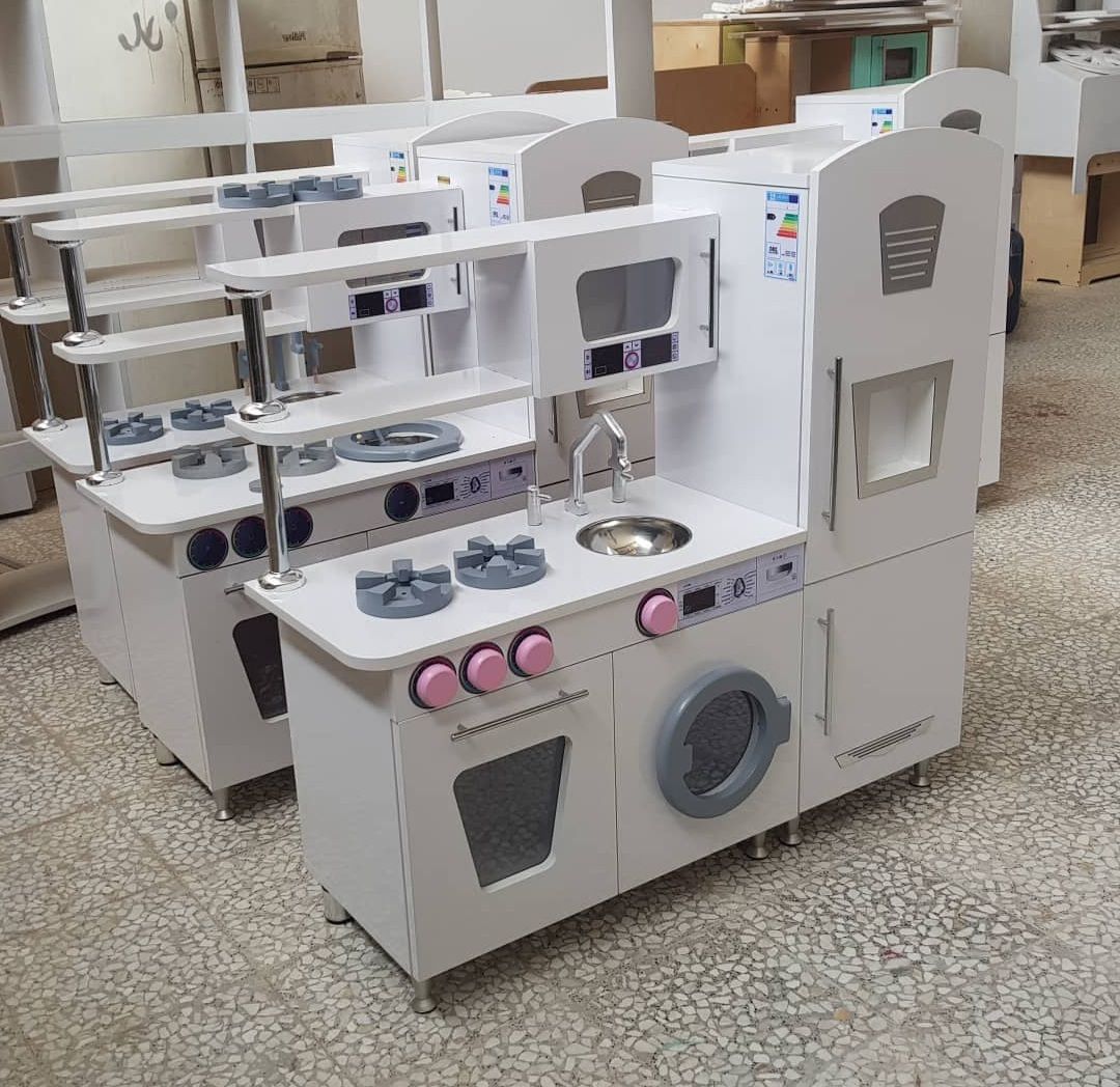 آشپزخانه کودک مجهز به ماکروفر و جا تخم مرغی