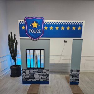 ایستگاه پلیس کودک با نور آبی و قرمز