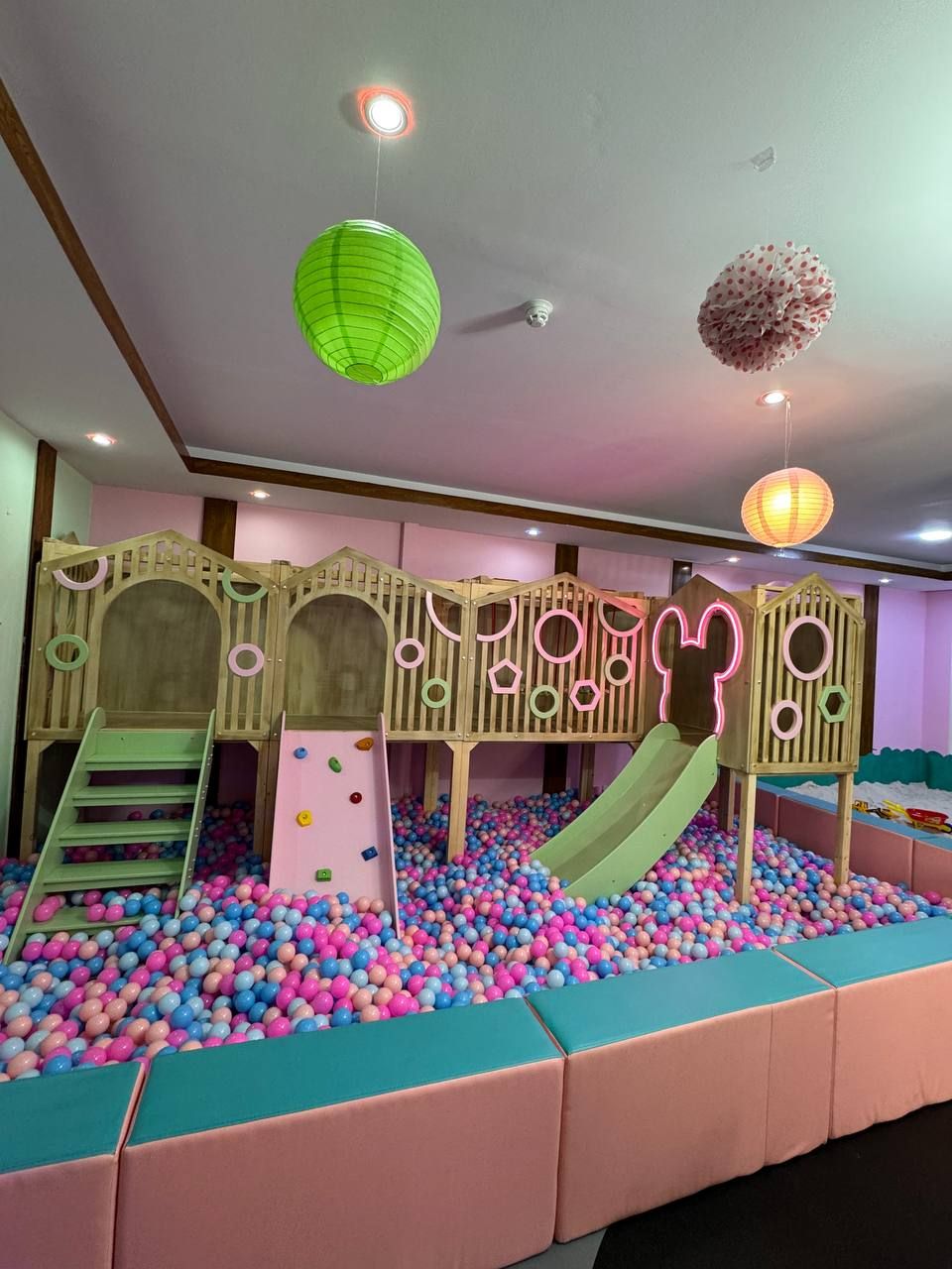 سازه بازی کودک با طراحی شخصیت میکی ماوس