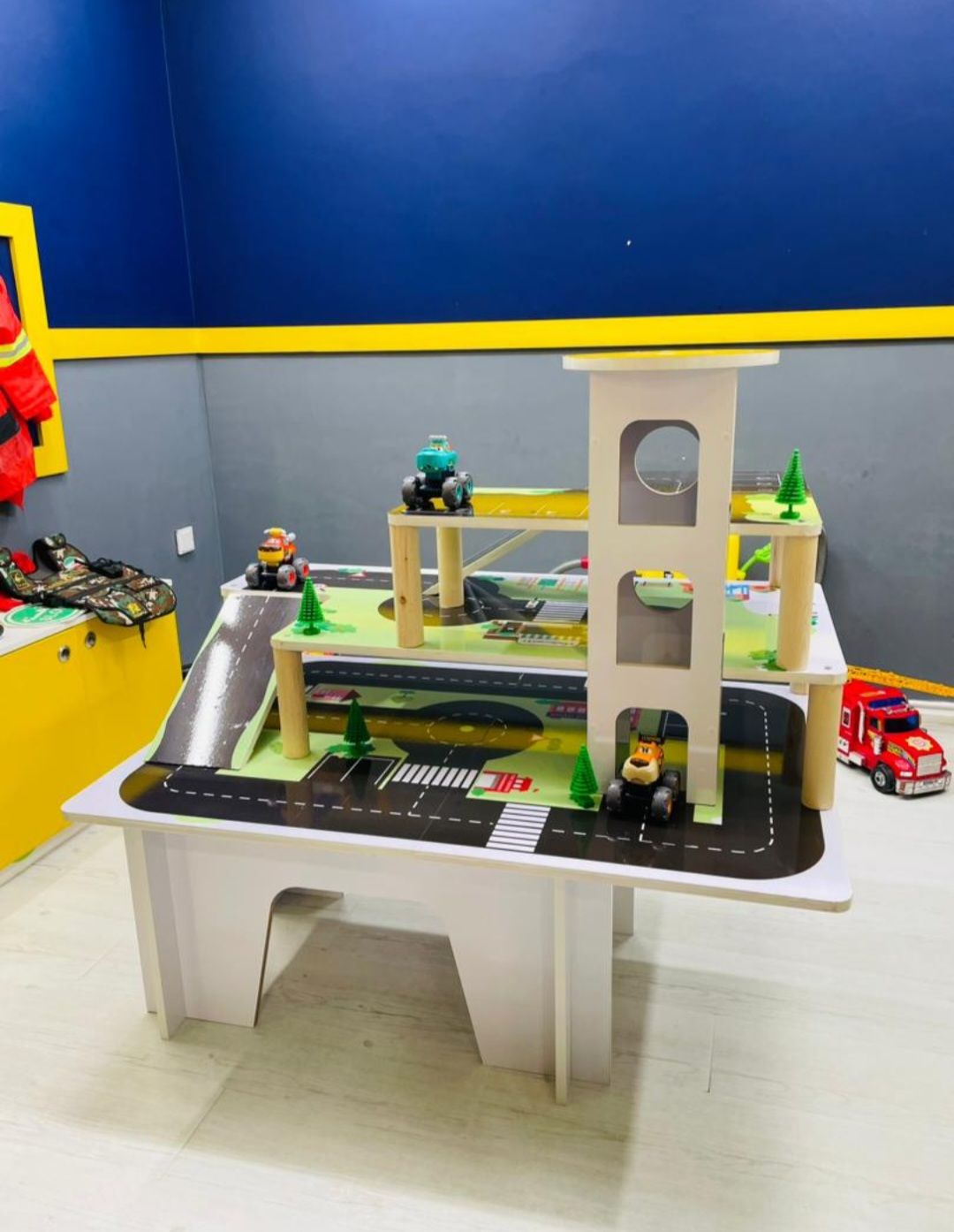 اسباب بازی آموزشی پیست ماشین با طراحی سه طبقه