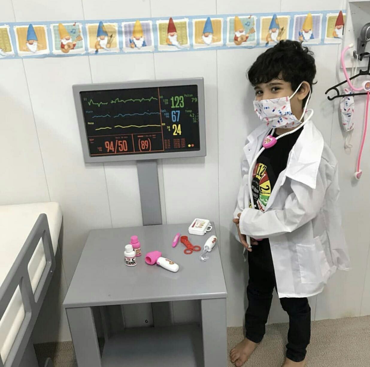 تخت معاینه پزشکی کودک با طراحی ایمن