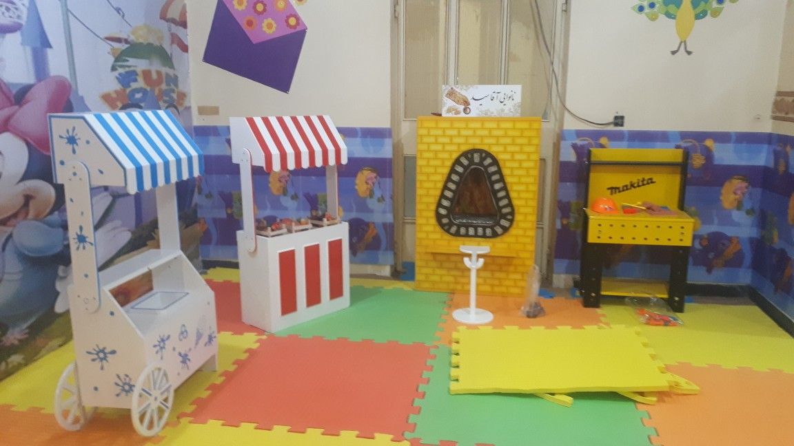 دکه نوستالژیک بستنی با قفسههای نمایش برای کودکان