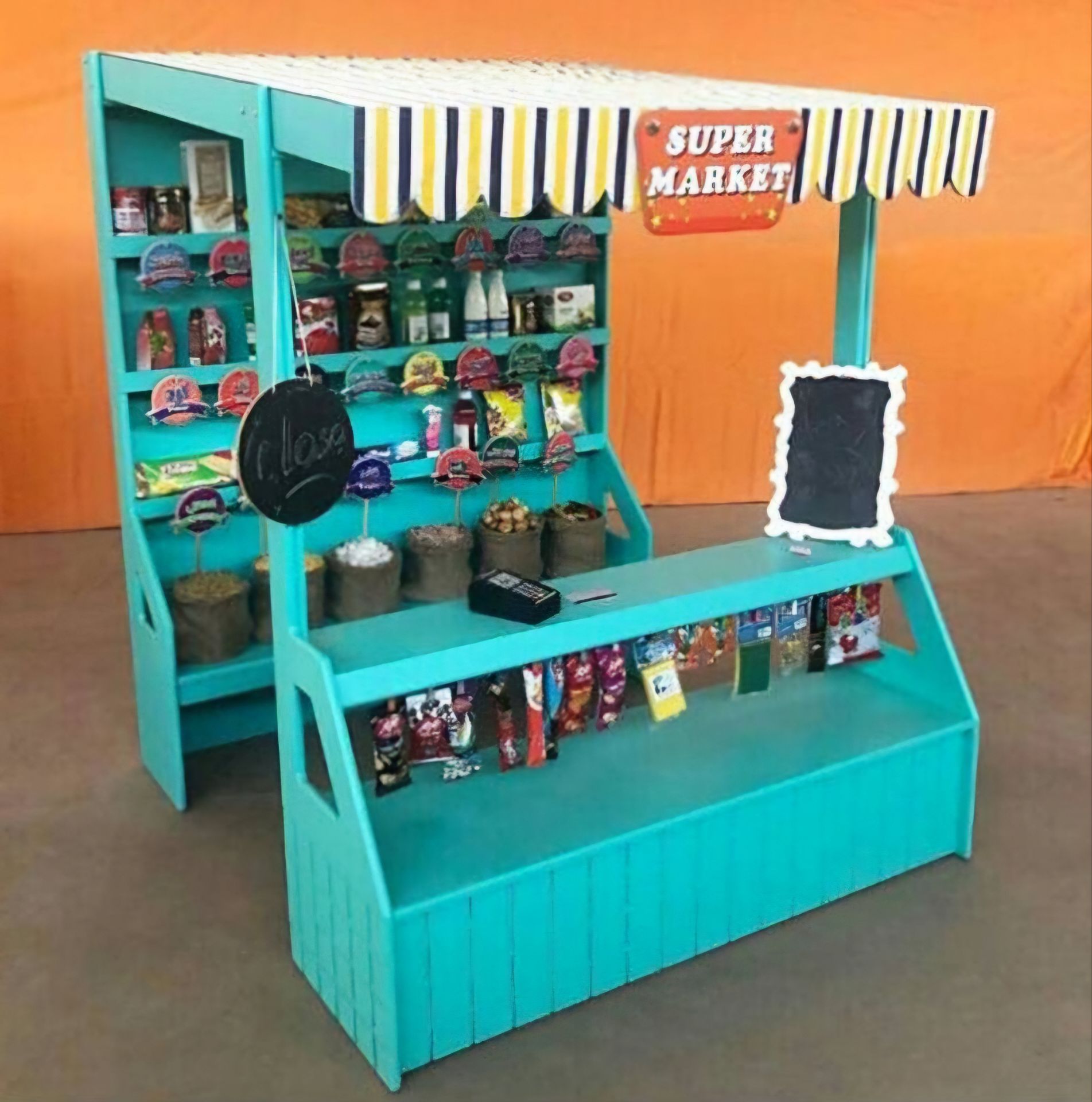 کودکان در حال بازی نقش فروشنده و مشتری در دکه سوپرمارکت