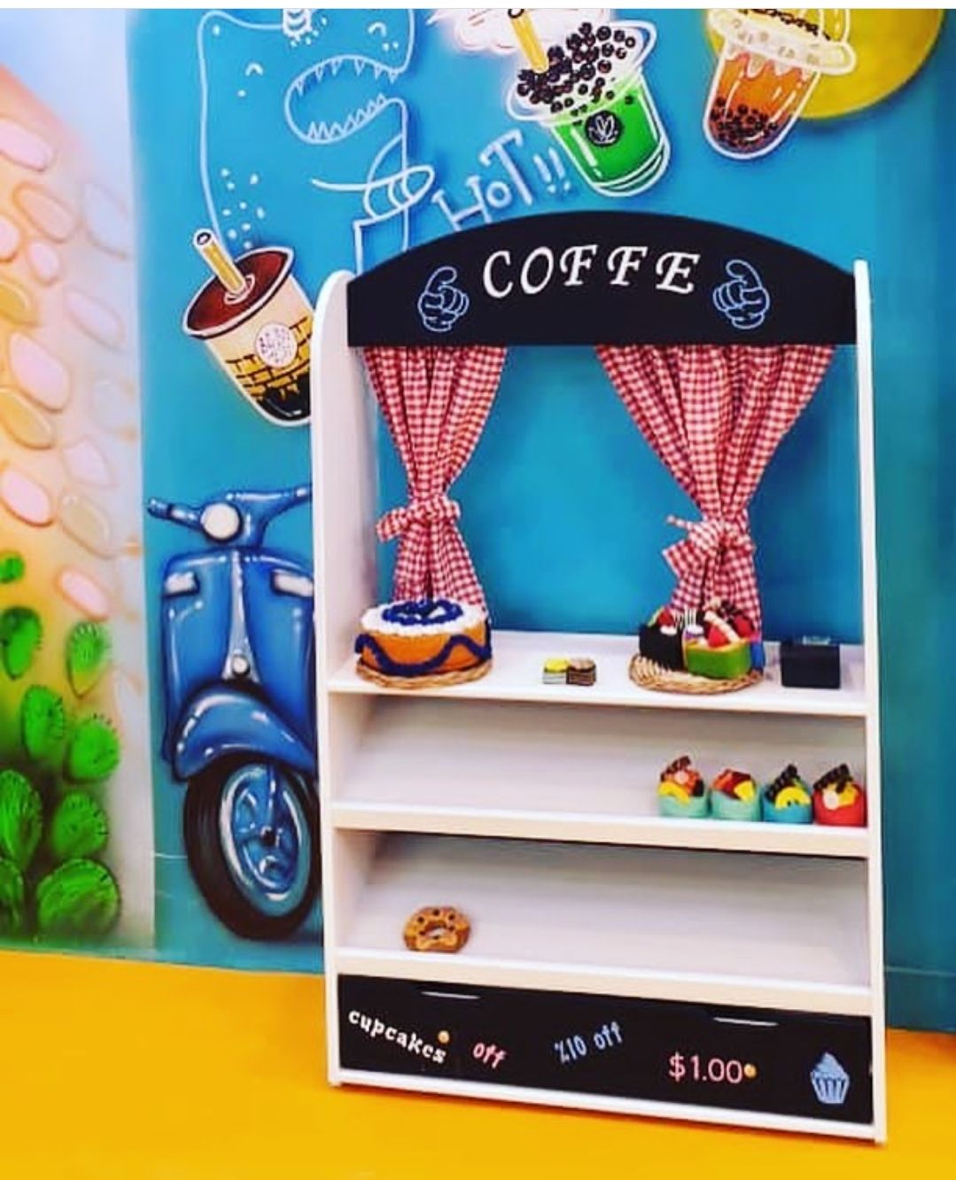 غرفه کافه اسباببازی چوبی با طراحی مشکی و سفید برای خانه مشاغل
