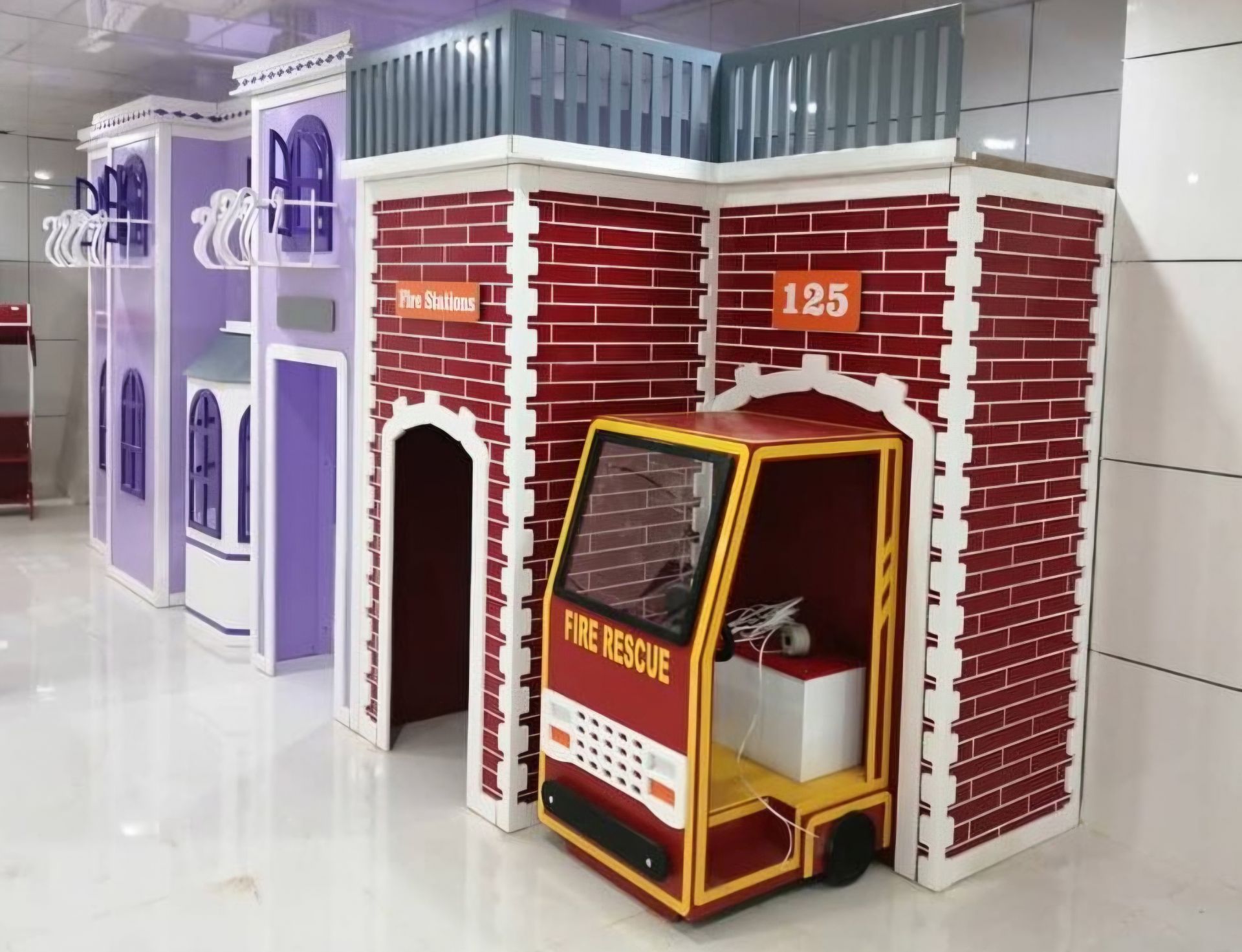 غرفه آتش نشانی کودک شادلین با ابعاد ۱۸۰×۱۸۰×۲۲۰ سانتیمتر