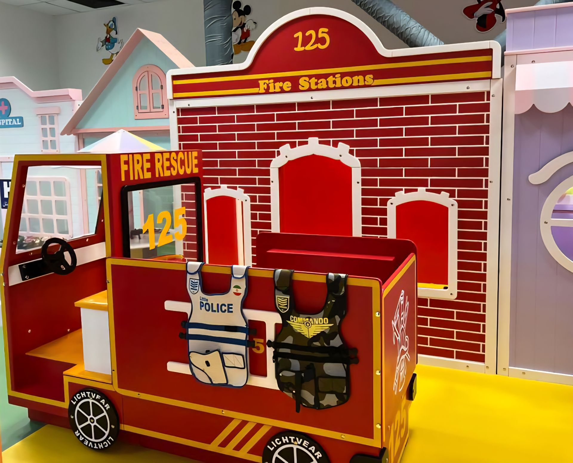 ایستگاه آتش نشانی اسباببازی MDF برای شهر مشاغل کودک