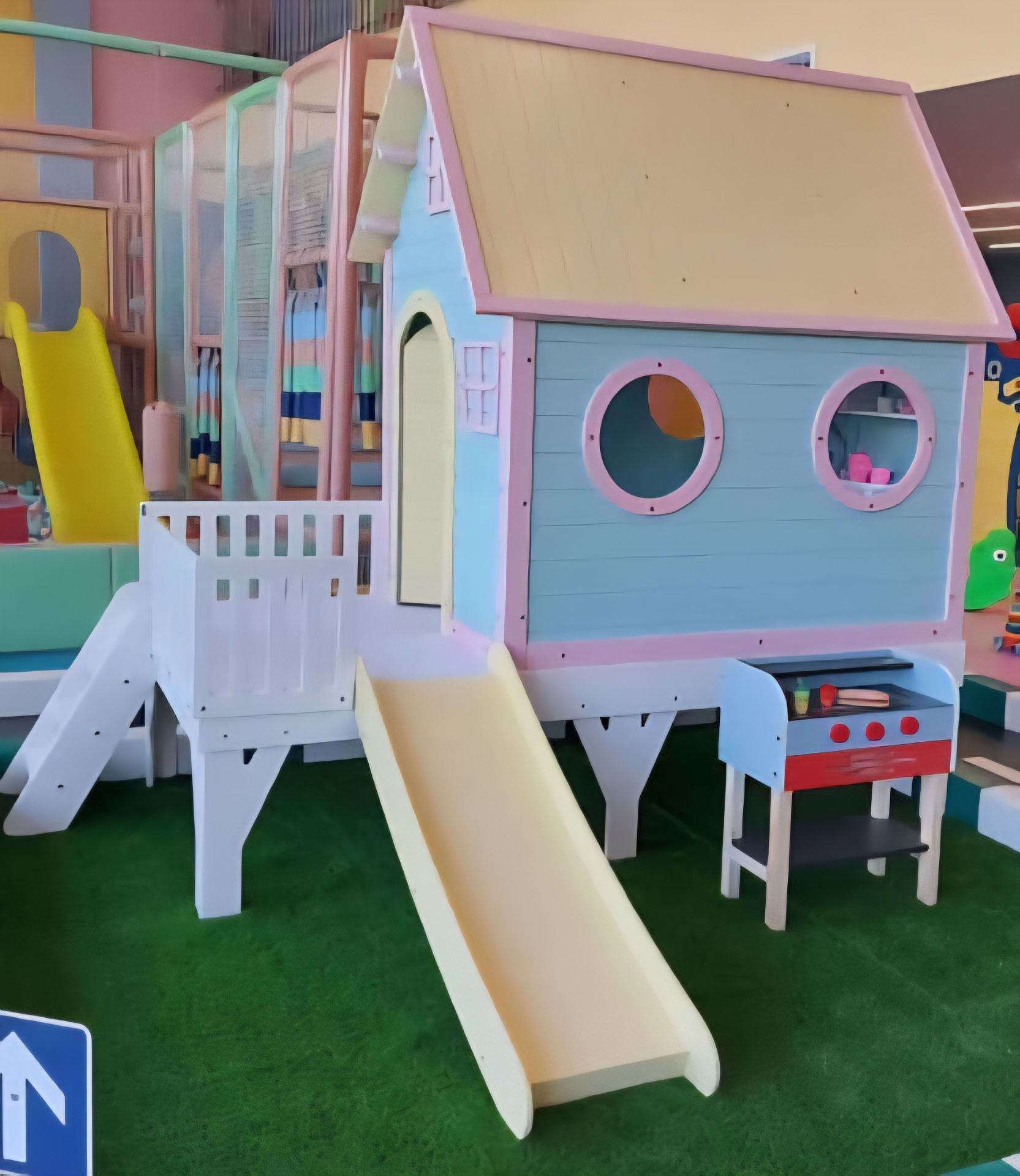 سرسره استاندارد با زاویه ایمن در کلبه بازی کودک