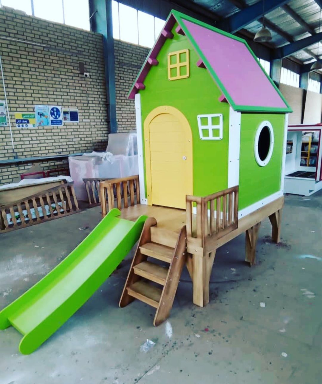 پلههای ایمن با ارتفاع مناسب برای کودکان در کلبه بازی
