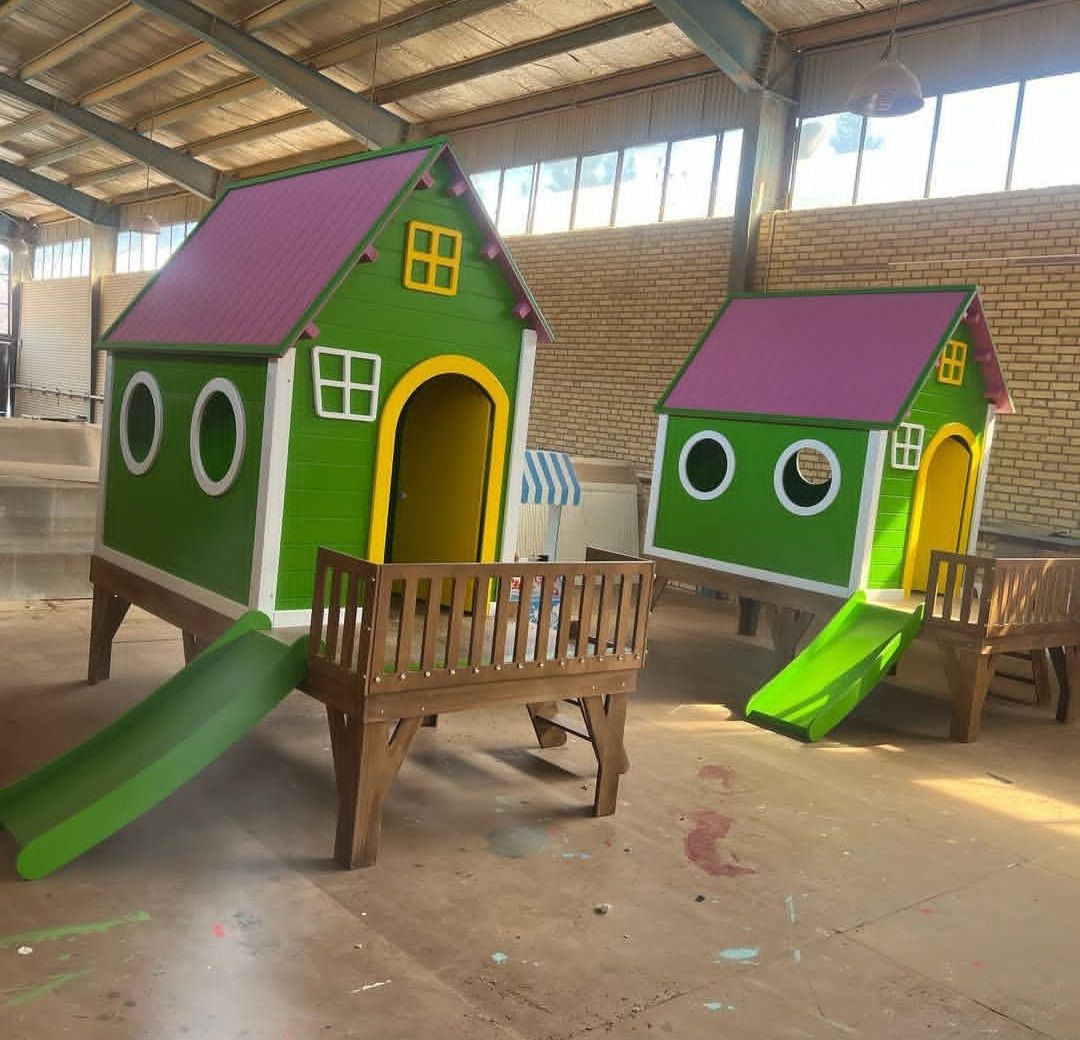 فضای داخلی کلبه بازی با گنجایش ۲ تا ۴ کودک