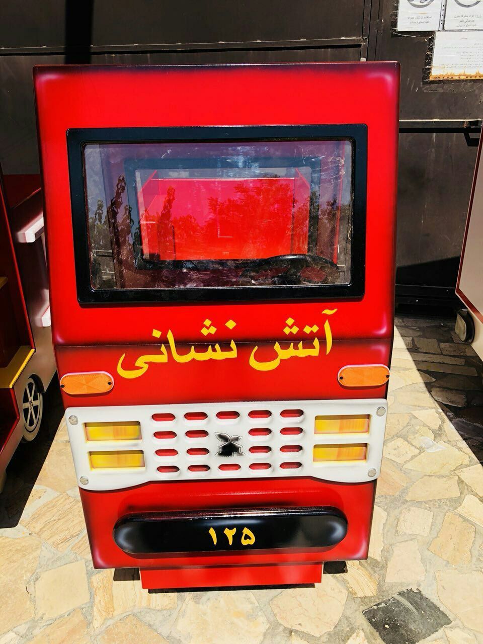 ماشین آتش نشانی چوبی کودک شادلین با ابعاد ۱۸۰×۷۰×۱۳۶ سانتیمتر