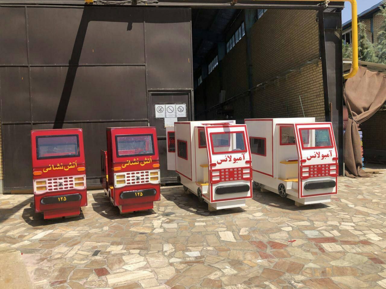 ماشین آمبولانس در محیط خانه بازی برای سناریوهای امدادی