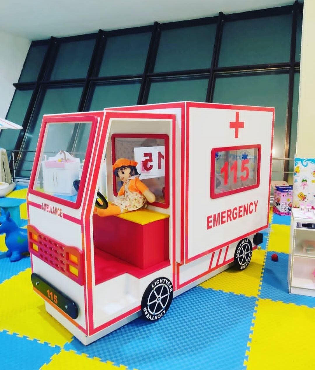 ماشین آمبولانس چوبی کودک شادلین - طراحی واقعی برای آموزش کمکرسانی