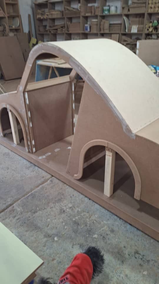 طراحی کودکانه ماشین پلیس چوبی با پرداخت حرفهای و ایمن