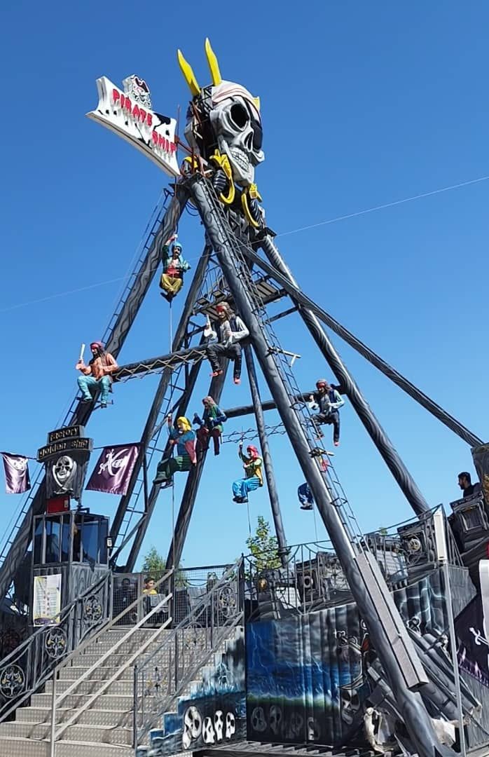 کشتی دزدان دریایی با المان لنگر و چرخ فرمان